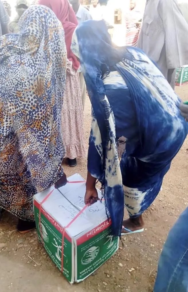 சூடானியச் சகோதரர்களுக்கு ஆதரவு: பாதிக்கப்பட்ட குடும்பங்களுக்கு சவுதி அரேபியா உணவுப் பொட்டலங்களை விநியோகம்