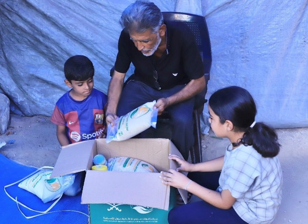 காஸாவில் தொடரும் மனிதாபிமான சவால்கள்: பாலஸ்தீன குடும்பங்களுக்கு உணவு மற்றும் அத்தியாவசிய உதவிகளை வழங்கும் சவூதி அரேபியா!