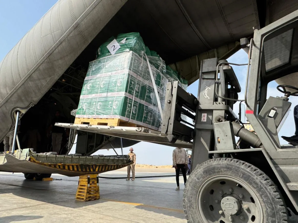 காசாவுக்கு 71வது சவுதி நிவாரண விமானம் எகிப்தின் அல்-அரிஷ் விமான நிலையத்தை வந்தடைந்தது