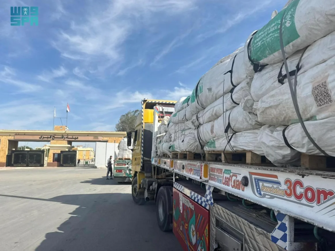 காசாவிற்கு விரையும் சவூதி அரேபியாவின் புதிய நிவாரண உதவி: ரஃபா எல்லை வழியாகக் கூடாரங்கள் விநியோகம்