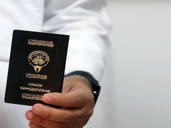 குவைத்தில் 48 ஆண்டுகளுக்குப் பிறகு வெளியான அதிர்ச்சி: தங்கையை ‘மகளாக’ மாற்றி குடியுரிமை மோசடி – 62 பேர் சிக்கினர்!