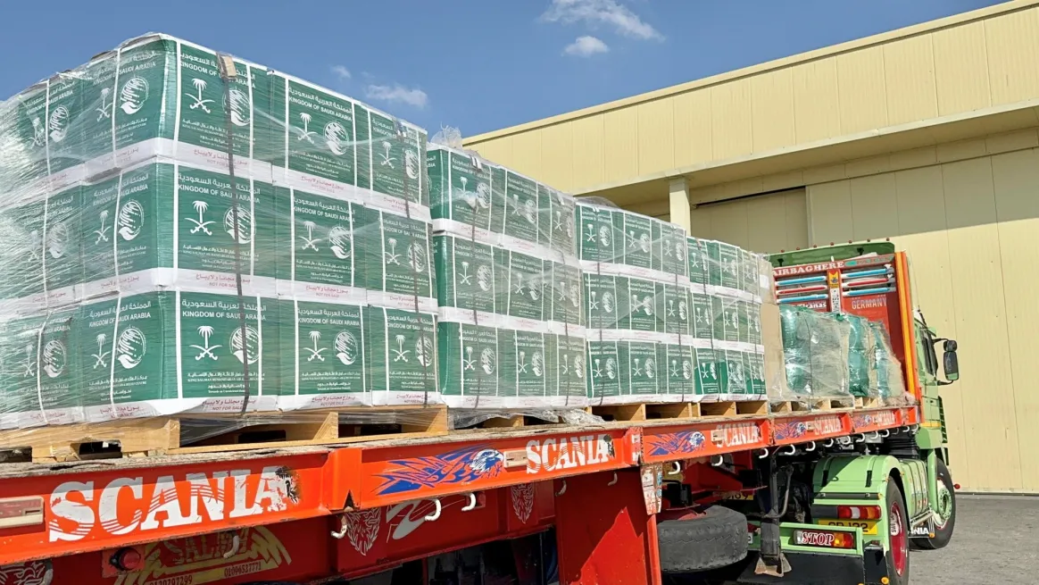 காசா மக்களுக்கான சவூதியின் 75-வது நிவாரண விமானம்: எகிப்தின் அல்-அரிஷ் விமான நிலையத்தை வந்தடைந்தது