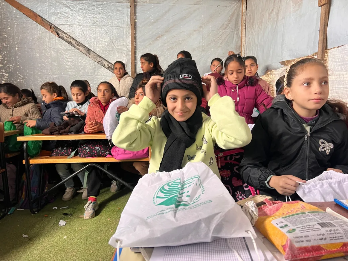 தெற்கு காசா மாணவர்களுக்குச் சவூதி அரேபியாவின் குளிர்கால உதவி: கான் யூனிஸில் ஆடைகள் வழங்கல் மற்றும் மகிழ்ச்சி நிகழ்ச்சிகள்!