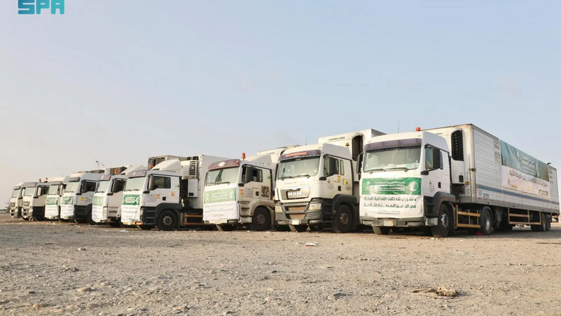 9 லாரிகளில் சவுதியின் உணவுப் பொருட்கள்: 4 பில்லியன் டாலர்களைத் தாண்டிய மனிதாபிமான உதவிகள்