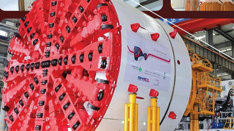 ரியாத் மெட்ரோ: ‘சிவப்புப் பாதை’ விரிவாக்கப் பணிகள் தீவிரம் – பிரம்மாண்டமான சுரங்கப்பாதை தோண்டும் இயந்திரம் தயார்!